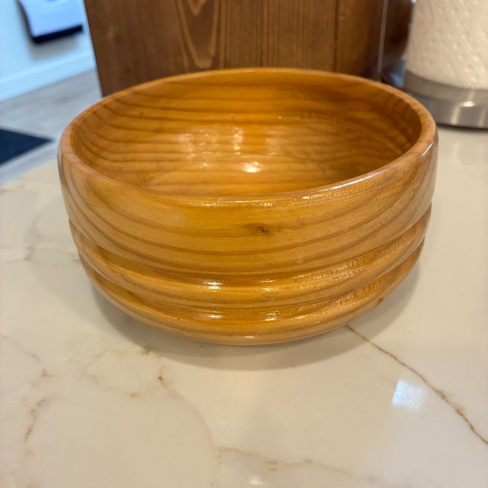 Vintage Small wooden bowl. 6 inches diameter and 3 inches tall. Retro - Picture 1 of 6
